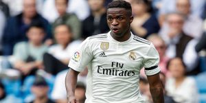 Read more about the article عکس؛ پریدن ستاره برزیلی از روی لوگوی رئال مادرید در طول بازی!