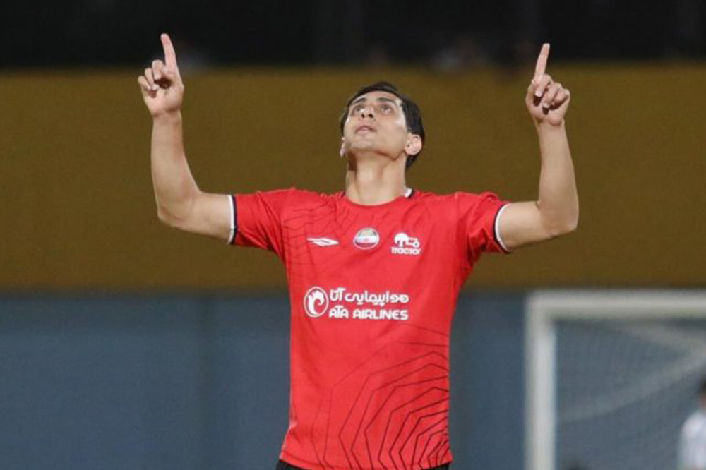 مدافعی که تراکتور را بیمه می‌کند (عکس)