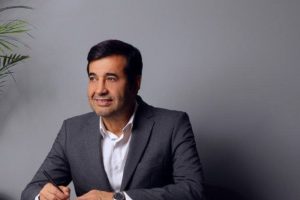 Read more about the article وزیر ورزش: تراکتور جلو بیاید تا ورزشگاه بدهیم