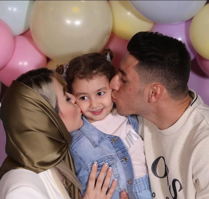 عکس محمد رضا اخباری و فرزندانش