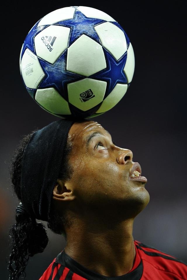 والپیپر رونالدینیو فوتبالی 2025 والپیپر رونالدینیو فوتبالی 2025