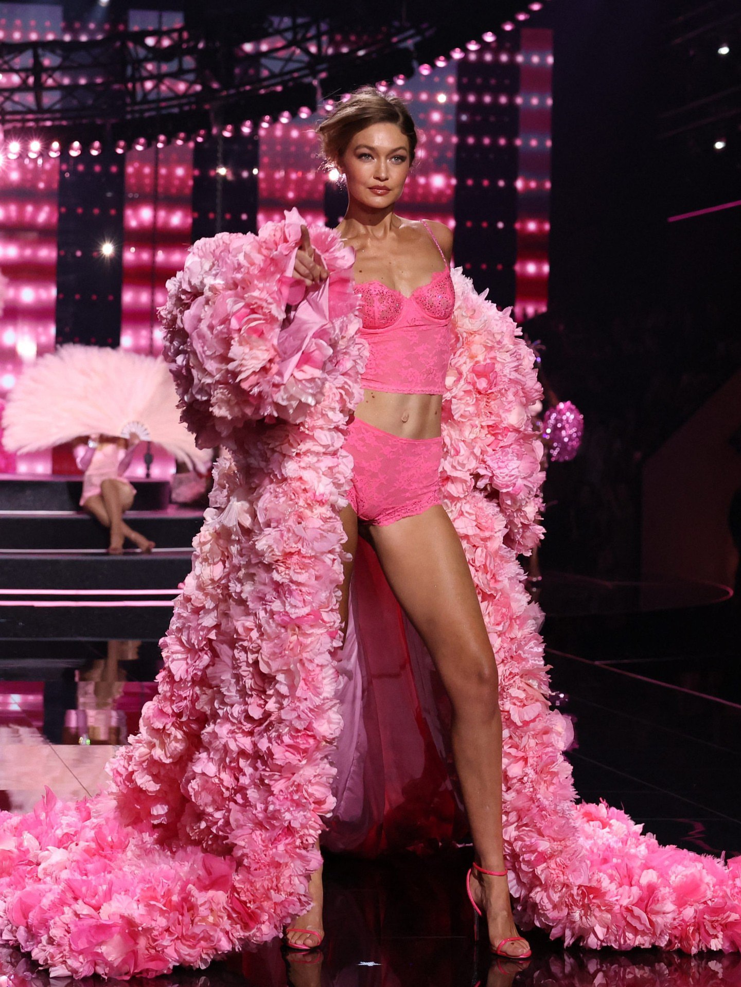 تیپ متفاوت جی‌جی حدید در شوی ۲۰۲۵