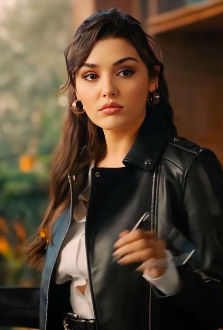 Hande Erçel wallpaper
