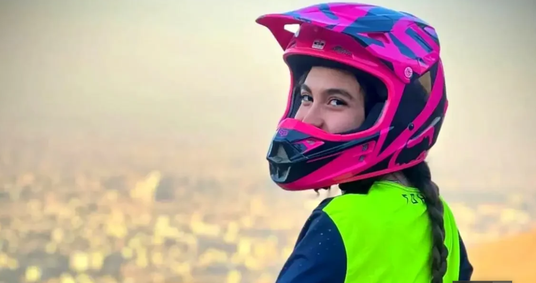 النا معدنی پور دختر موتورسوار النا معدنی پور دختر موتورسوار