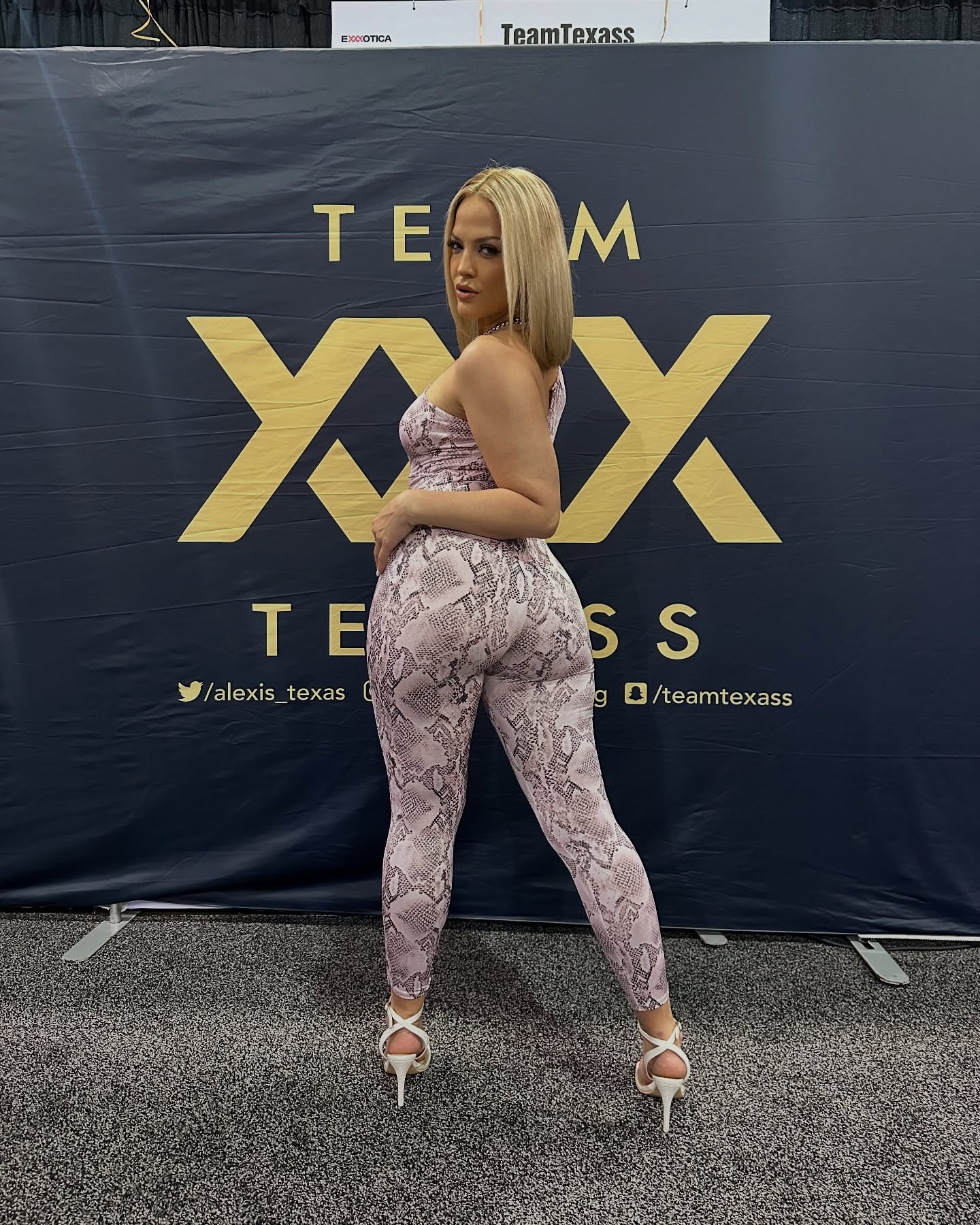 عکس لخت الکسیس تگزاس در فشن شو